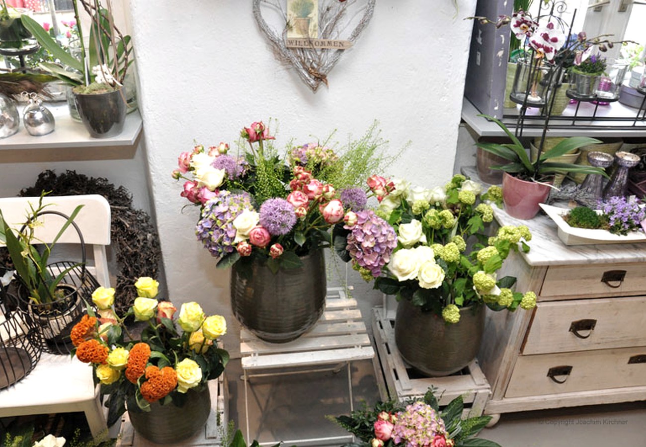 Blumenarrangements im Laden
