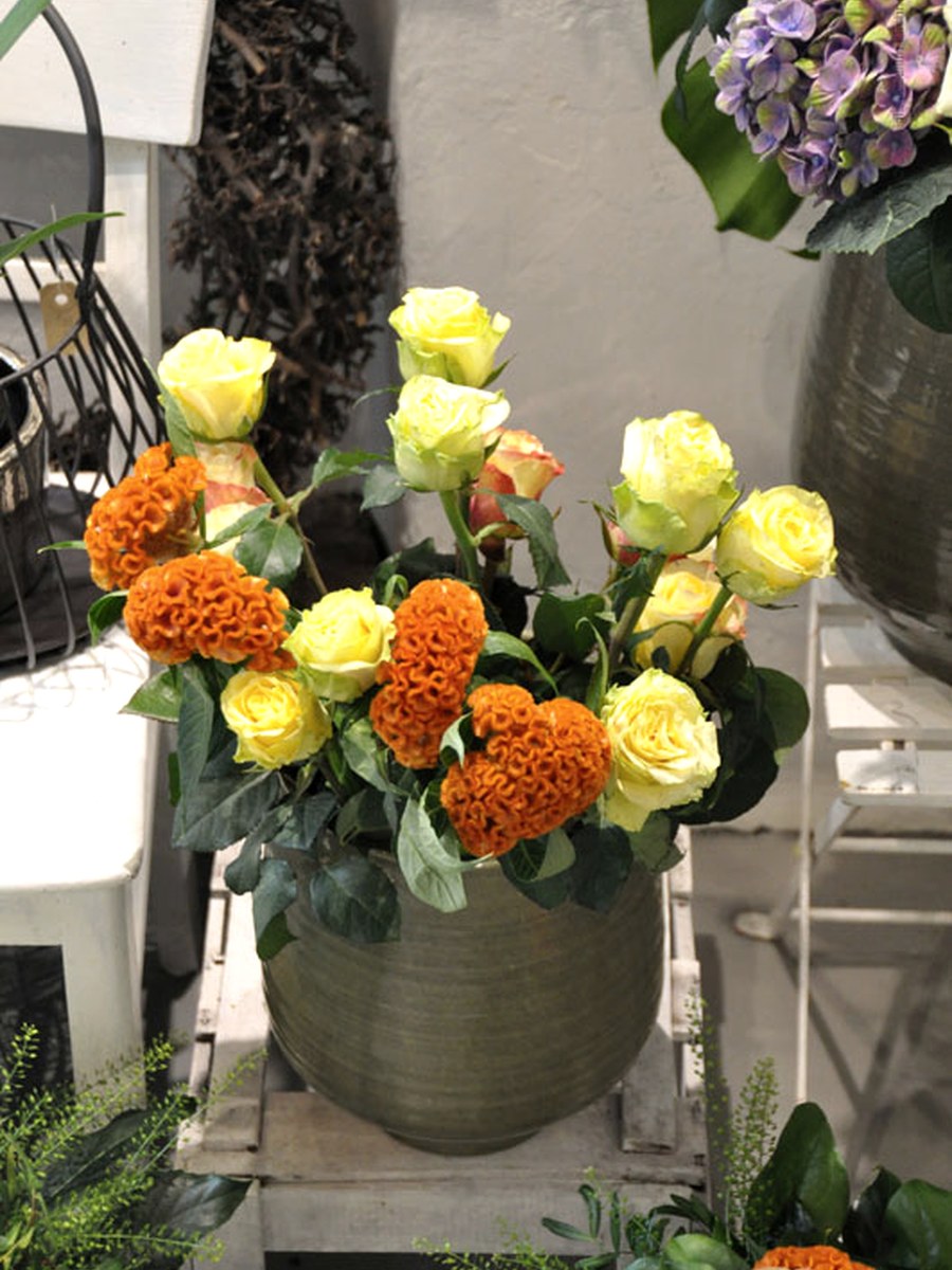 Rosen und Blumenarrangement